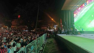 Vanspor FK taraftarları final coşkusunu dev ekranda yaşıyor