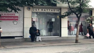 Vatandaşlar yağmurdan kaçmak için saçakların altına sığındı