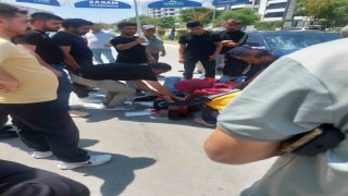 Vatandaşlar yerdeki yaralıyı güneşten korumak için dondurma şemsiyesi kullandı