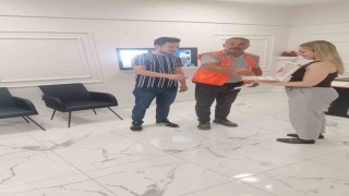 Vergi borcunu ödemeye gelen mükelleflere çikolatalı karşılama