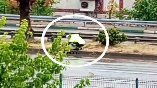 Yağış sonrası tıkanan rögarı açan polis örnek bir davranış sergiledi