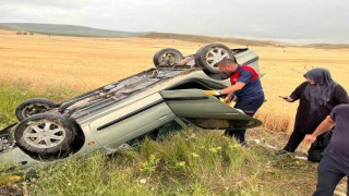 Yağmurun kayganlaştırdığı yolda otomobil takla attı: 3 yaralı