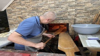 Yaklaşık 400 derece sıcaklıktaki taş fırın karşısında zorlu mesai