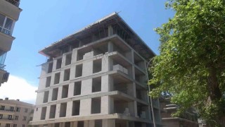 Yalovada inşaatın 5. katından düşen işçi ağır yaralandı