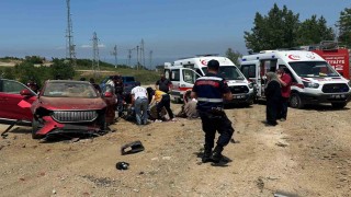 Yalovada otomobil 4 metre yükseklikten yola uçtu: 2 yaralı