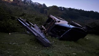 Yamaçtan yuvarlanan iş makinesinden atlayarak kurtuldu