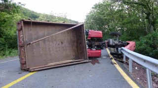 Yan yatan traktörün altında kalan sürücü ağır yaralandı