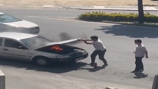 Yanan otomobili duyarlı vatandaşlar söndürdü