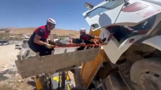 Yaralı sürücü kepçe ile kurtarıldı