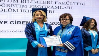 Yarım kalan üniversite hayalini 51 yaşında 2.likle tamamladı