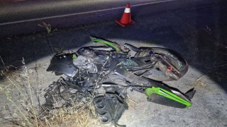 Yarış yaparken farları yanmayan otomobile çarpan motosikletler paramparça oldu: 1 ölü