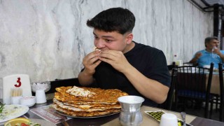 Yaşına ve kilosuna bakmadan bir oturuşta 15 lahmacun yiyor