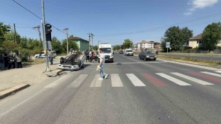 Yayaya yol veren otomobile çarpıp takla attı: 3 yaralı