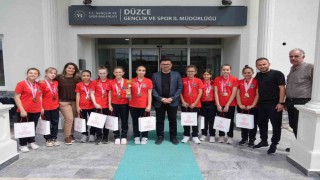 Yazıcı başarılı sporcuları ağıladı