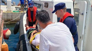 Yelkenli teknede rahatsızlanan vatandaşa tıbbi tahliye