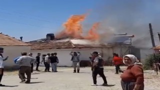 Yemek yapmak için yaktığı ateş evini ve damını küle çevirdi
