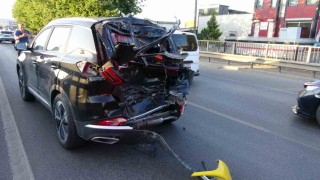 Yeni alınan araca kamyon çarptı: 1 yaralı