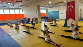 Yeni Spor Salonunda başlayan artistik cimnastik antrenmanları yoğun ilgi görüyor