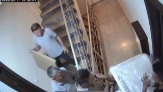 Yetkili servisin çalışanları beyaz eşya getirdi, terlik çaldı