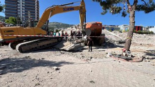 Yıkım çalışmasında facia: Operatörle birlikte iş makinesi enkaz altında kaldı