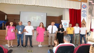 Yıl sonu toplantısında okuldan ayrılan öğretmenlere veda edildi