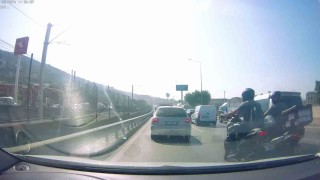 Yoğun trafikten kaçayım diyen iki motosikletli böyle çarpıştı