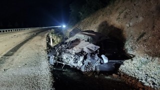 Yolcu otobüsü ile otomobil çarpıştı: 1 ölü, 8 yaralı