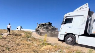 Yolda kalan tırların imdadına zırhlı tank yetişti