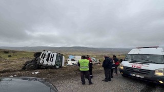 Yoldan çıkan meyve yüklü tır devrildi, sürücüsü yaralandı