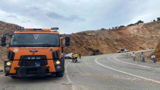 Yoldan çıkan tırın üzerindeki iş makinası düştü