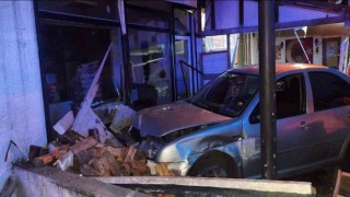 Yoldan çıkıp 2 iş yerine çarptı : 1 yaralı