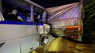 Yolun kenarında duran tıra işçi servisi çarptı