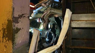 Yön levhasının direğine çarpan kamyonet kağıt gibi ezildi: 1 yaralı