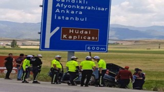 Yön tabelasına çarpan otomobil sürücüsü yaralandı