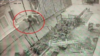 Yük asansörü kurulumu yapan ustanın iskeleden düşme anı kamerada