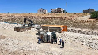 Yük boşaltan kamyon devrildi