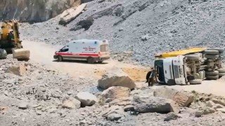 Yüksekova kamyon devrildi: 1 yaralı