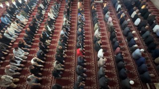 Yüksekovada bayram namazında vatandaşlar camileri doldurdu
