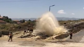 Yüksekovada patlayan su hattı çocukların serinleme durağı oldu