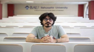 Yüzde 60 görme engeline rağmen önce YKS Türkiye şampiyonu oldu, şimdi de üniversiteyi birincilikle bitirdi