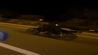 Yüzüstü yatarak motosiklet kullandı
