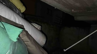 Zeytinburnunda 4 katlı binanın arka cephesindeki duvar yıkıldı