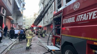 Zeytinburnunda çıkan yangında 2. kattan atlayan çocuk yaralandı