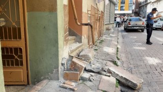 Zeytinburnunda otomobil doğal gaz kutusuna çarptı, facia ucuz atlatıldı