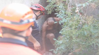 15 metreden yuvarlanıp iki kaya arasındaki oyuğa düştü, operasyonla kurtarıldı