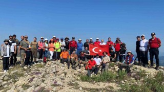 15 Temmuz şehitleri için 2 bin 404 rakımlı dağın zirvesinde Türk bayrağı açtılar