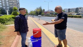 15 yaşındaki genç, limonata satarak hayaline yürüyor