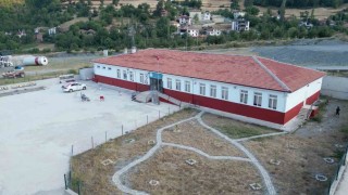 1965 Samsunspor Derneği, kırsaldaki ortaokulu kırmızı-beyaza boyadı