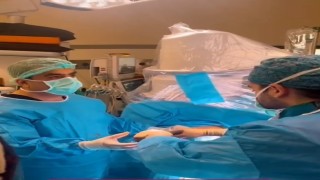 2 yaşındaki bebeğin böbreğindeki taş kapalı yöntemle alındı