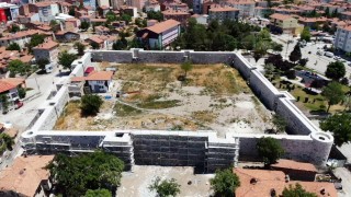 2010 yılına kadar insanların yaşadığı tarihi kalede restorasyon çalışmaları sürüyor